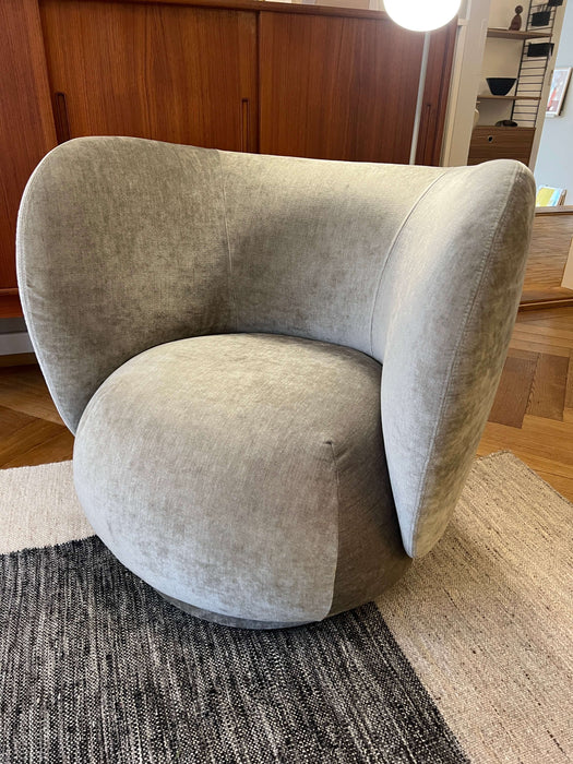 Ferm Living Lounge Chair Rico mit Ottoman Ausstellungsmodell